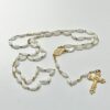 CHAPELET METAL DORE EN NACRE GRAIN DE RIZ PT