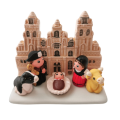 MINI CRECHE DU MONDE CERAMIQUE ST JACQUES DE COMPOSTELLE 8X7CM