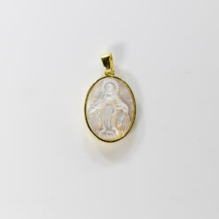 PENDENTIF EN NACRE 16X22MM – VIERGE MIRACULEUSE