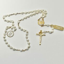 CHAPELET EN PLAQUE OR PERLE NACRE ROND 4MM CROIX EMAIL BLANC