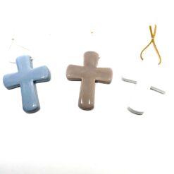 CROIX EN CERAMIQUE LATINE  7 COLORIS BLEU/BLANC/ROSE POUDRE/VERT/JAUNE/GRIS 9,5X7,5CM